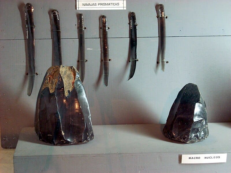 Raw obsidian and obsidian blades from the Mayan site of Takalik Abaj